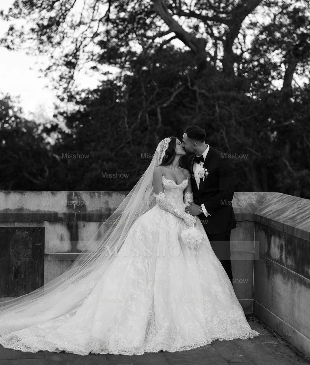 Princess Ball Gown White Sweetheart Lace Wedding Dress with Long Sleeves