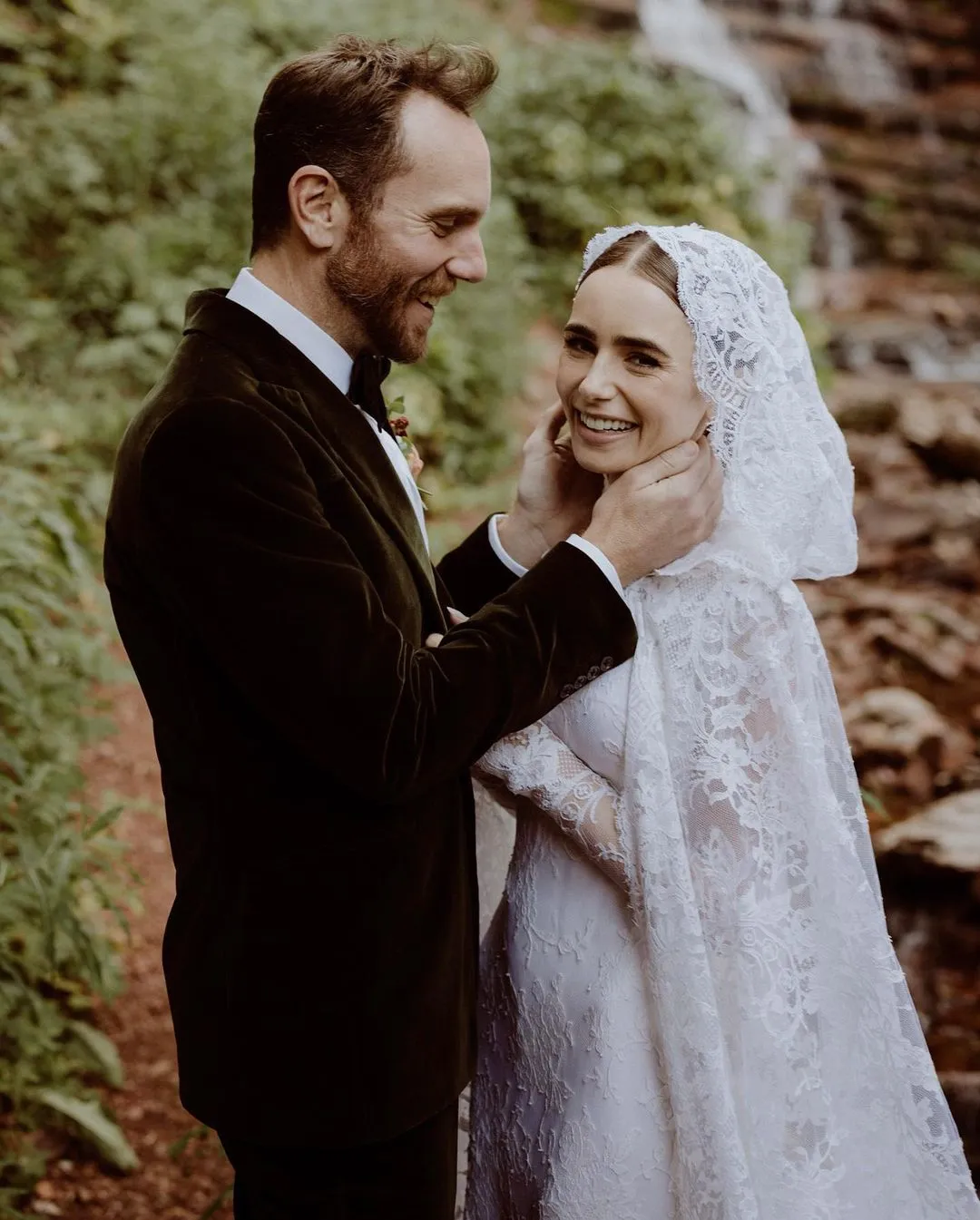 Romantic Long Mermaid White Lace Long Sleeves Backless Wedding Dress With Bridal Cape