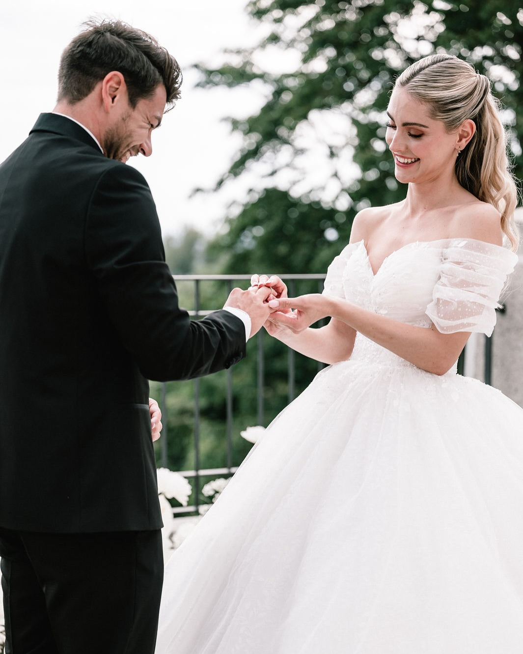 Romantic White Sweetheart Off-The-Shoulder Sequined Ball Gown Cathedral Train Tulle Wedding Dresses With Appliques