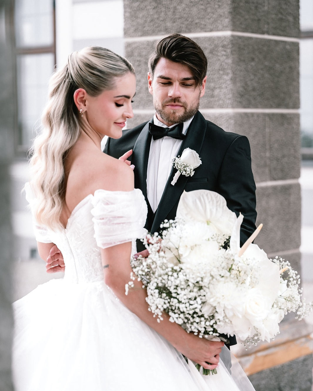 Romantic White Sweetheart Off-The-Shoulder Sequined Ball Gown Cathedral Train Tulle Wedding Dresses With Appliques