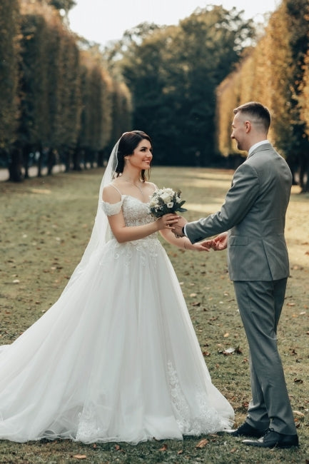 Romantic White Sweetheart Spaghetti Strap Off-The-Shoulder Sleeveless Lace Ball Gown Long Tulle Wedding Dresses With Appliques