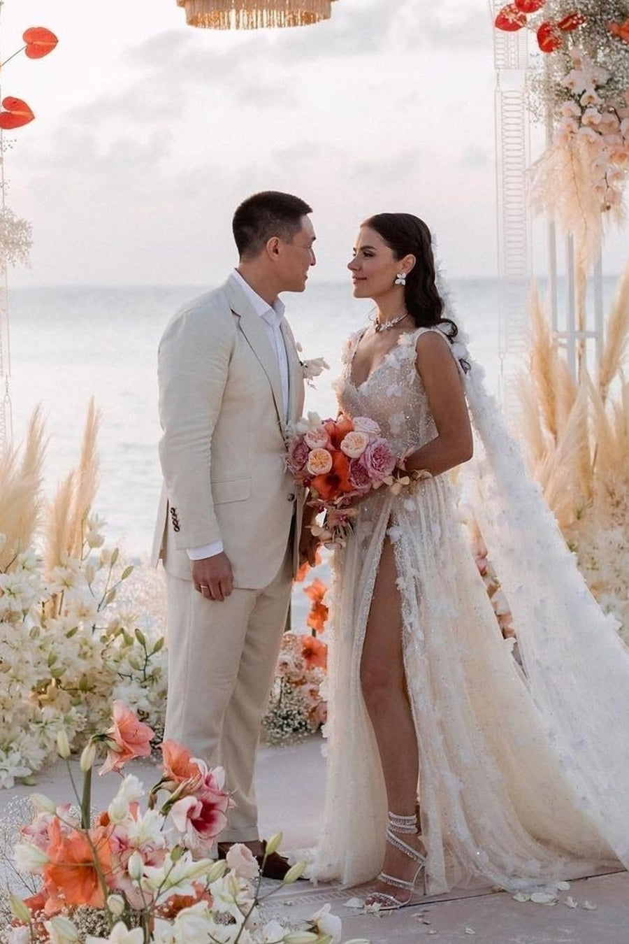 Romantic White V-Neck Lace A-Line Spaghetti Strap Sequined Sleeveless Watteau Train Long Tulle Wedding Dresses With Slit