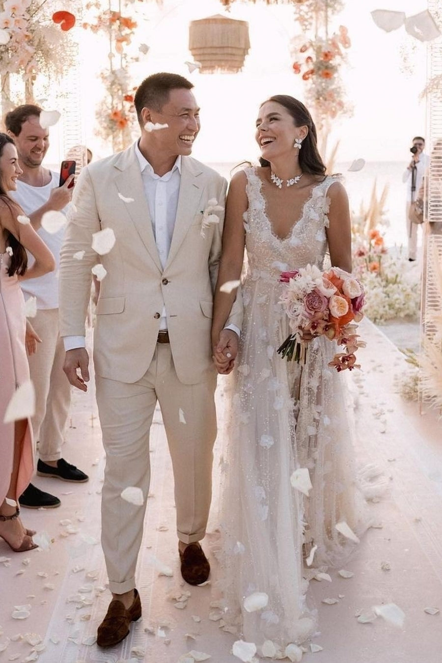 Romantic White V-Neck Lace A-Line Spaghetti Strap Sequined Sleeveless Watteau Train Long Tulle Wedding Dresses With Slit