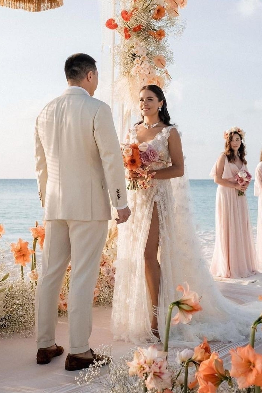 Romantic White V-Neck Lace A-Line Spaghetti Strap Sequined Sleeveless Watteau Train Long Tulle Wedding Dresses With Slit