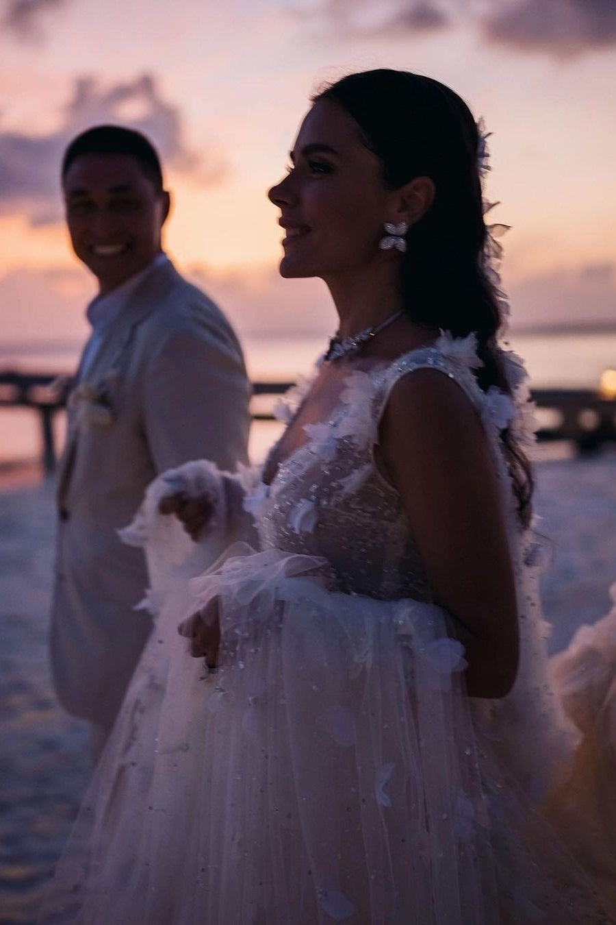 Romantic White V-Neck Lace A-Line Spaghetti Strap Sequined Sleeveless Watteau Train Long Tulle Wedding Dresses With Slit