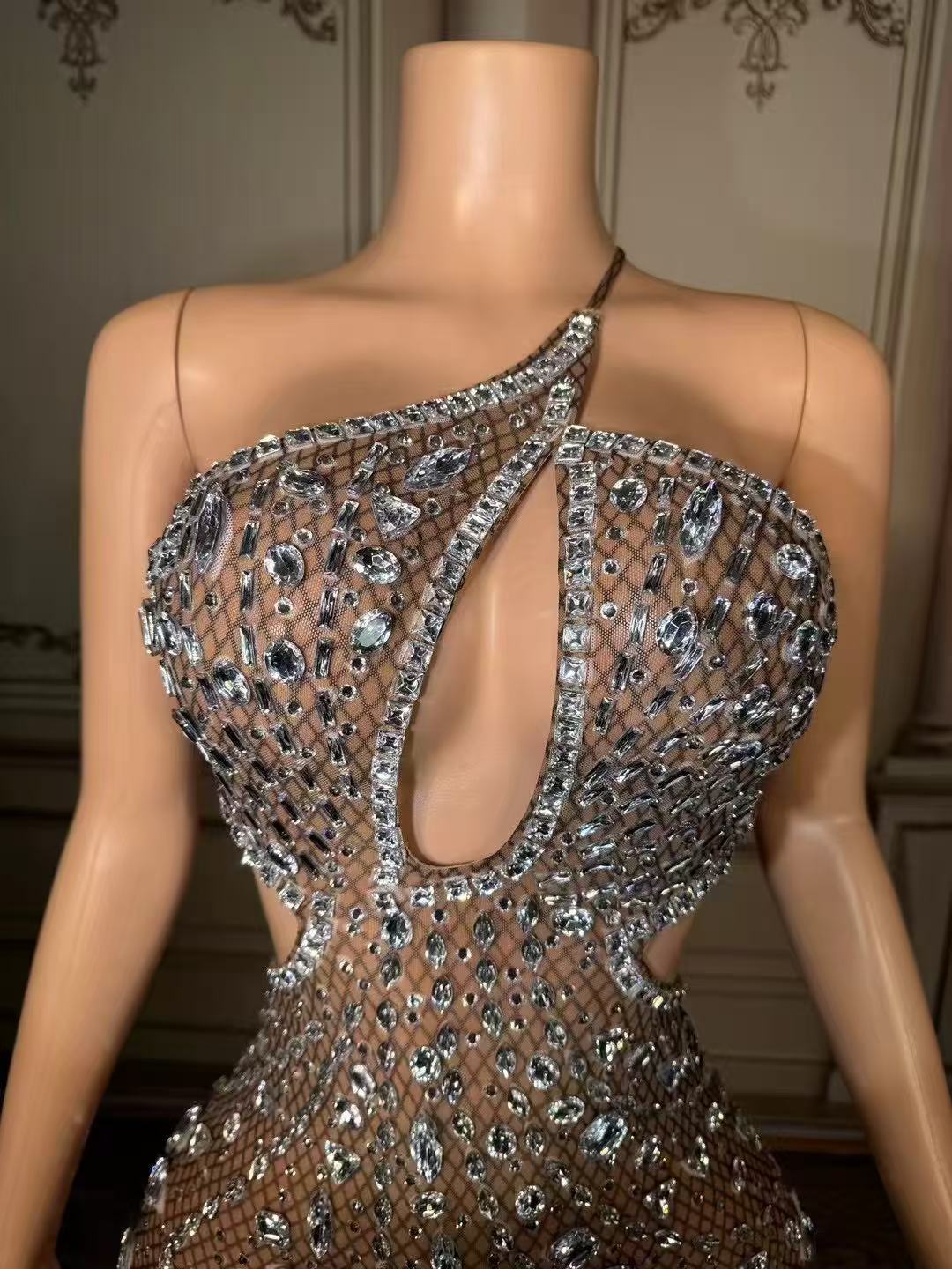 Sexy Black One-Shoulder Beaded Sleeveless Backless Column Tulle Short Evening Dresses With Rhinestones