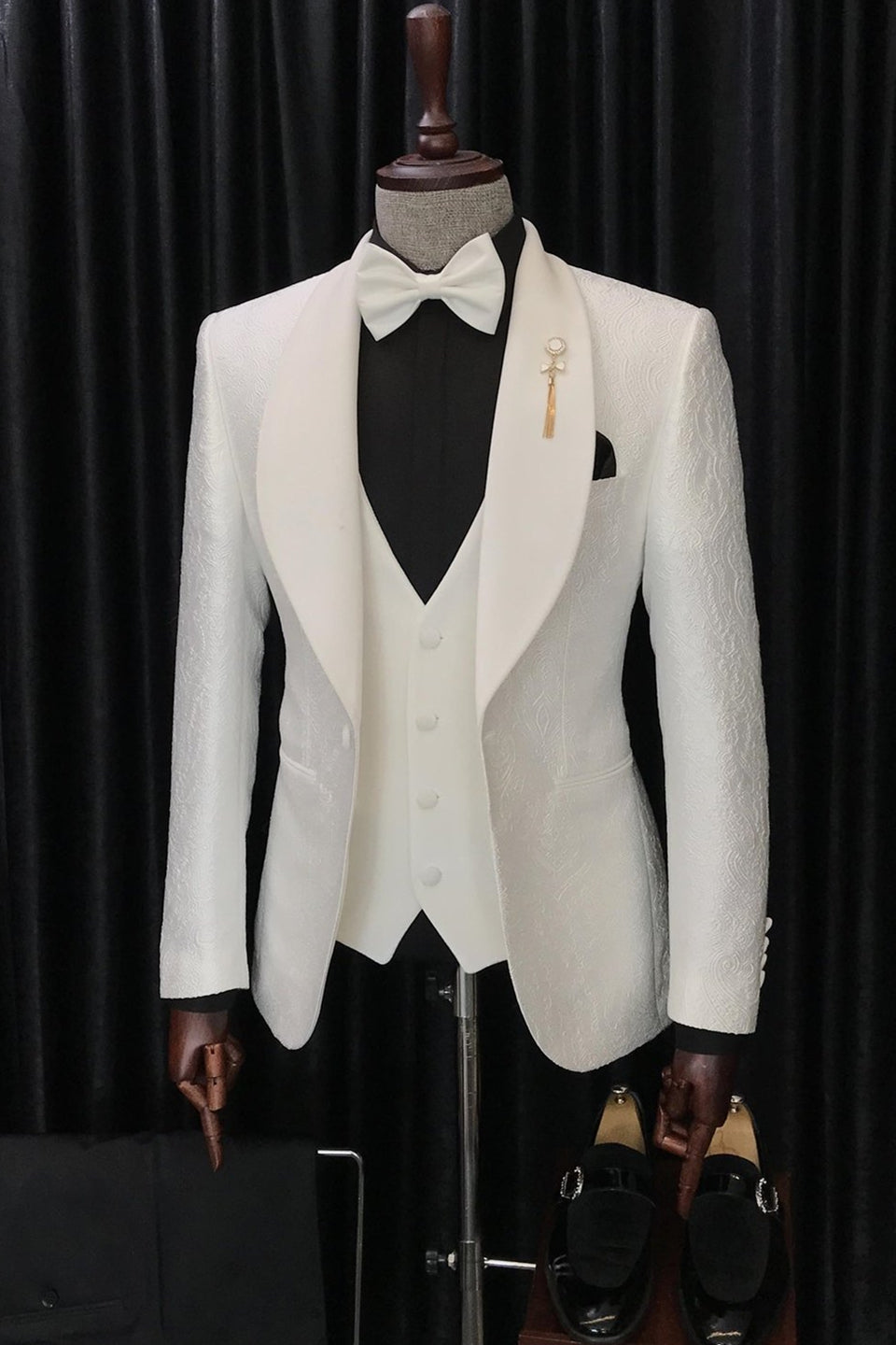 Shawl Lapel Three-Piece White Jacquard Groom’s Wedding Suit
