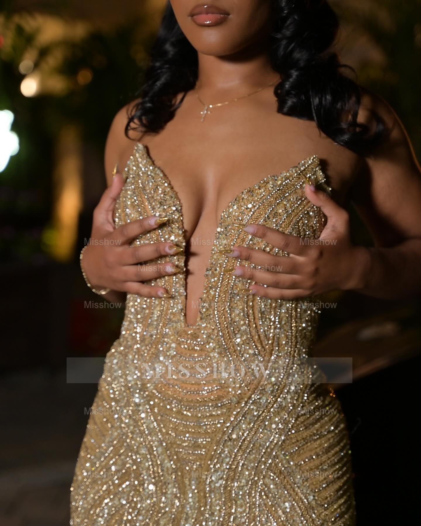 Gold v-neck split-front mermaid prom dress