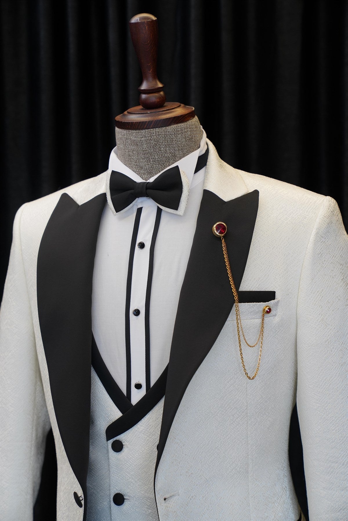 Stylish White Three-Piece Wedding Men’s Suits with Black Peaked Lapel