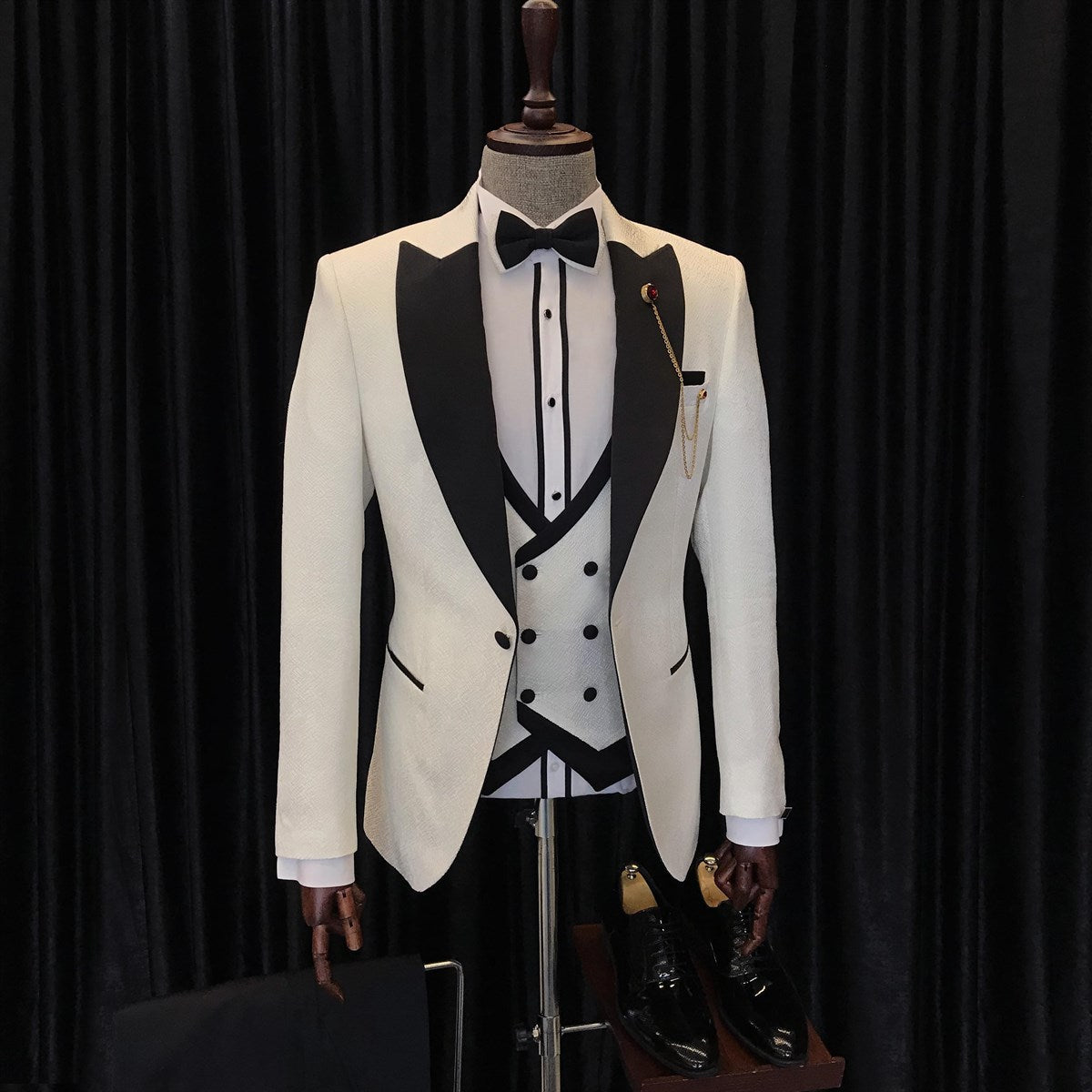 Stylish White Three-Piece Wedding Men’s Suits with Black Peaked Lapel