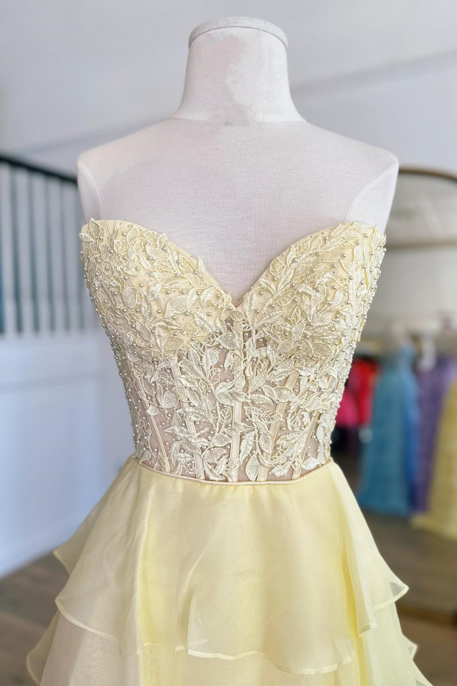 Sweetheart Sleeveless Applique Tiered Ruffle Chiffon A-Line Prom Dress Side Slit Lace-Up Back Floor Length