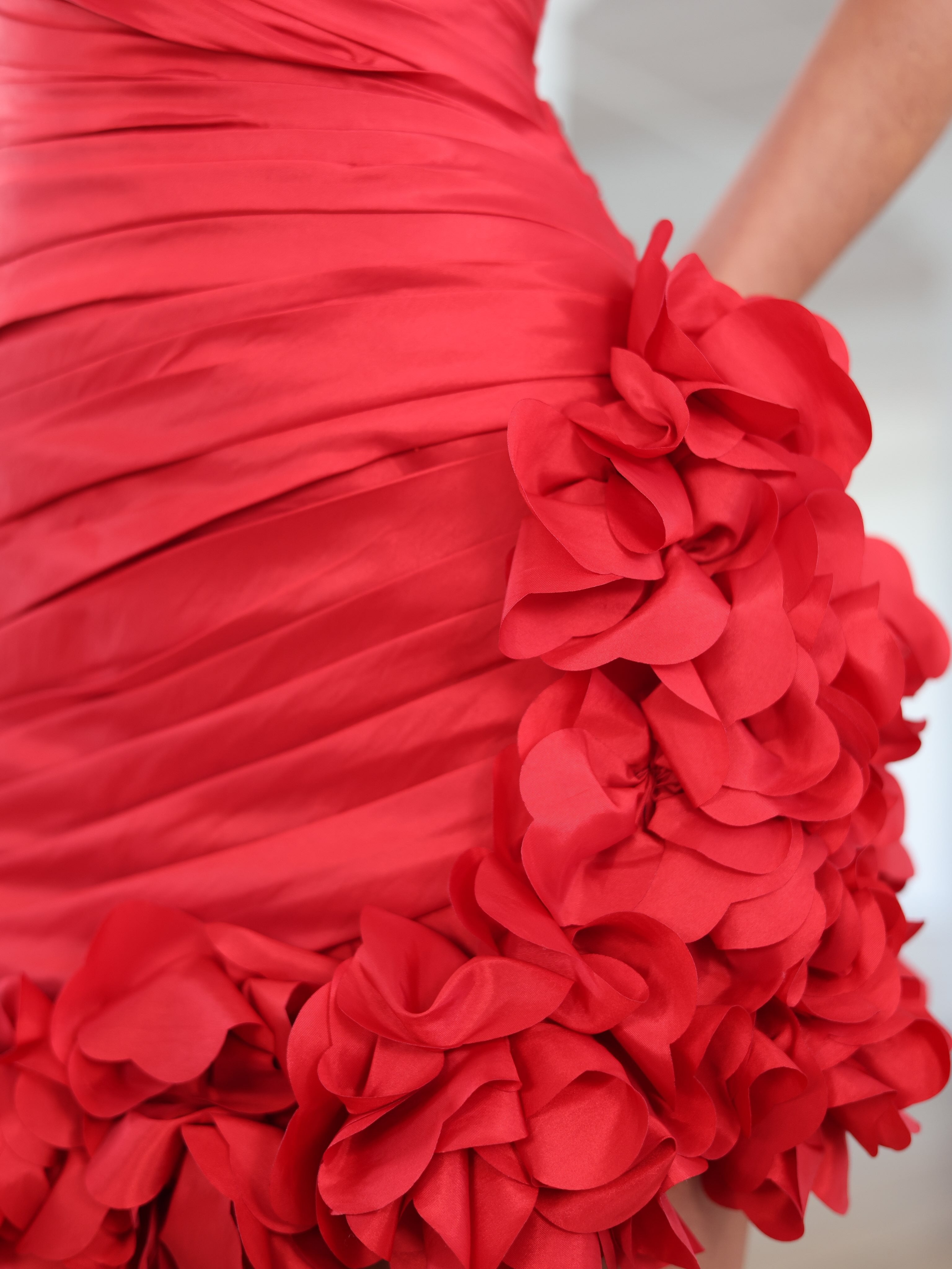 Sweetheart Strapless Criss Cross Ruched Bodycon Homecoming Dress 3D Petal Ruffle Hem Open Back