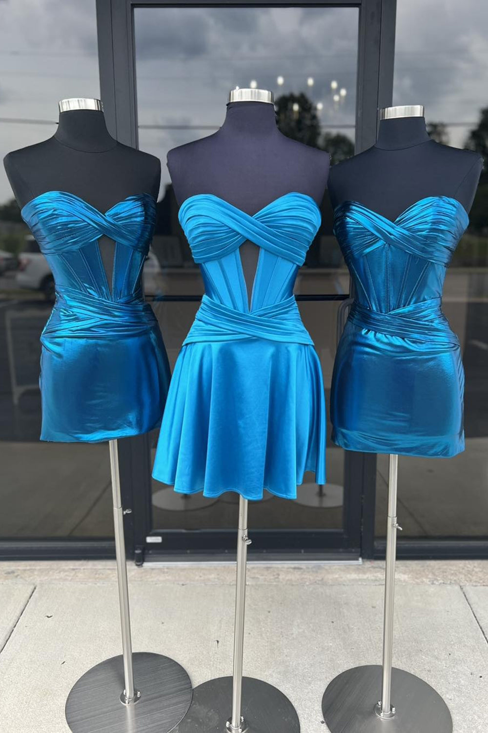 Sweetheart Strapless Metallic Satin Twist Knot Keyhole Ruched Boned Corset Flared A-Line Homecoming Dress Mini
