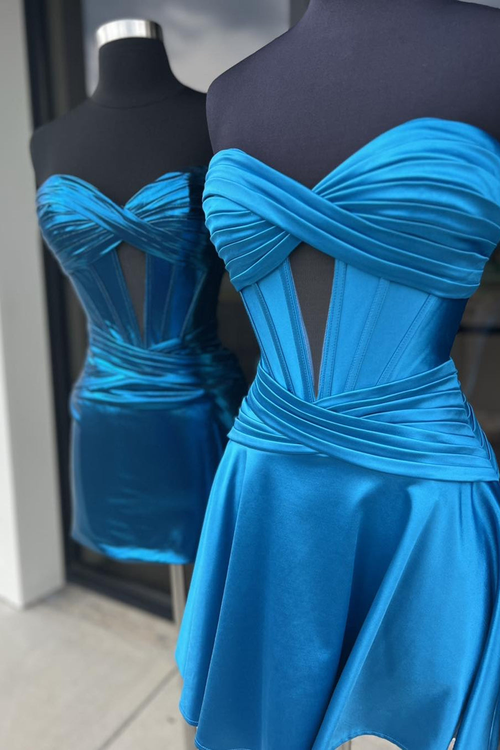 Sweetheart Strapless Metallic Satin Twist Knot Keyhole Ruched Boned Corset Flared A-Line Homecoming Dress Mini