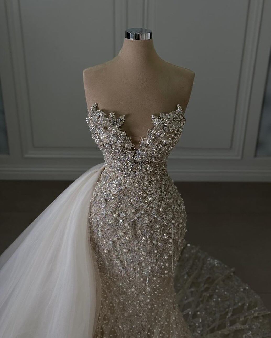 Sweetheart Long Mermaid Sleeveless Beaded Lace Wedding Dress