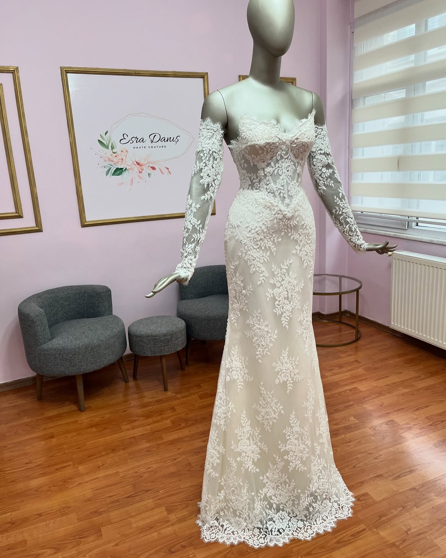 Vintage Ivory Sweetheart Long-Sleeve Mermaid Wedding Dress with Appliques