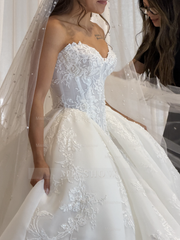 Vintage Long White Ball Gown Sweetheart Lace Wedding Dress with Detachable Train