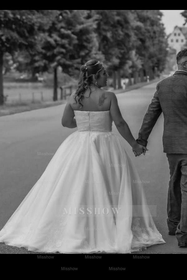 Voluminous Ivory Sweetheart Sleeveless Ball Gown Wedding Dress with Appliques