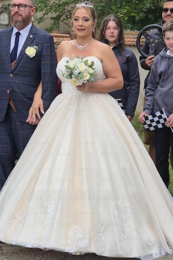 Voluminous Ivory Sweetheart Sleeveless Ball Gown Wedding Dress with Appliques