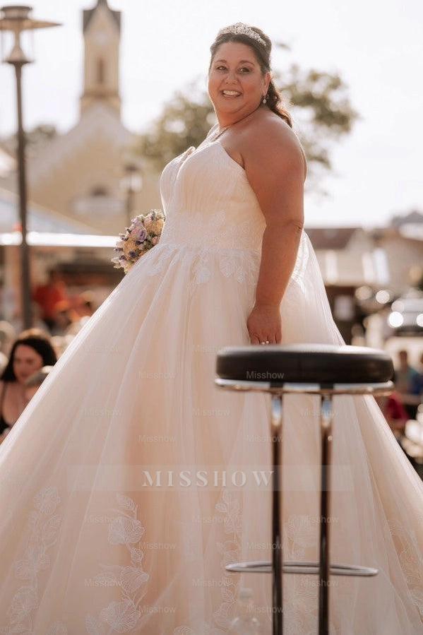 Voluminous Ivory Sweetheart Sleeveless Ball Gown Wedding Dress with Appliques