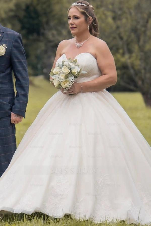 Voluminous Ivory Sweetheart Sleeveless Ball Gown Wedding Dress with Appliques