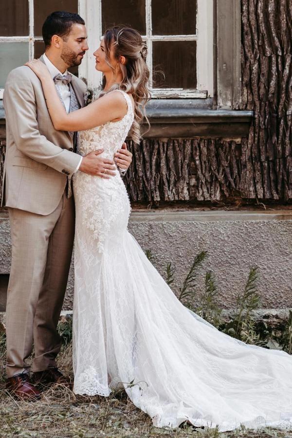 White Lace Mermaid Wedding Dress V-Neck Spaghetti Straps Allover 3D Floral Lace Applique Pearl Button Back Sweep Train Bridal Gown