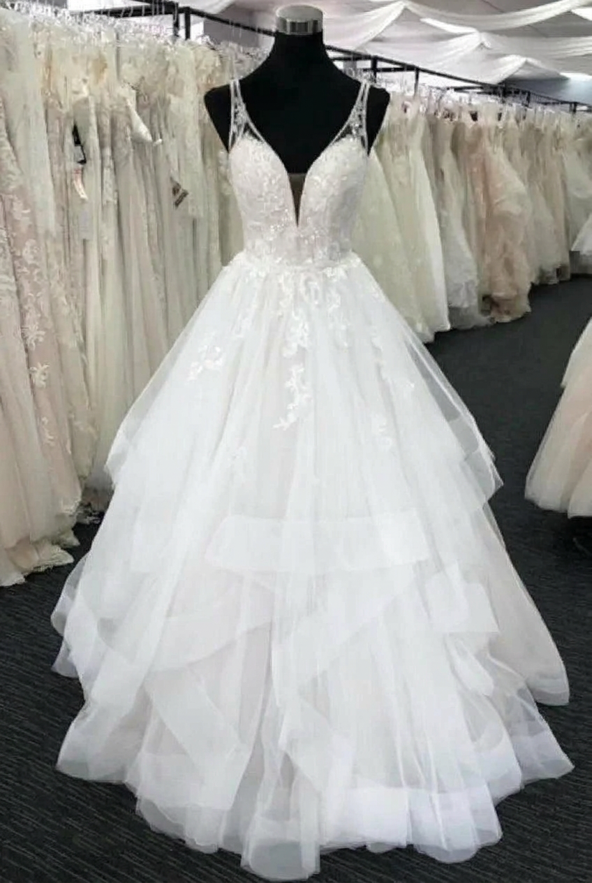 White v-neck tulle a-line wedding dress