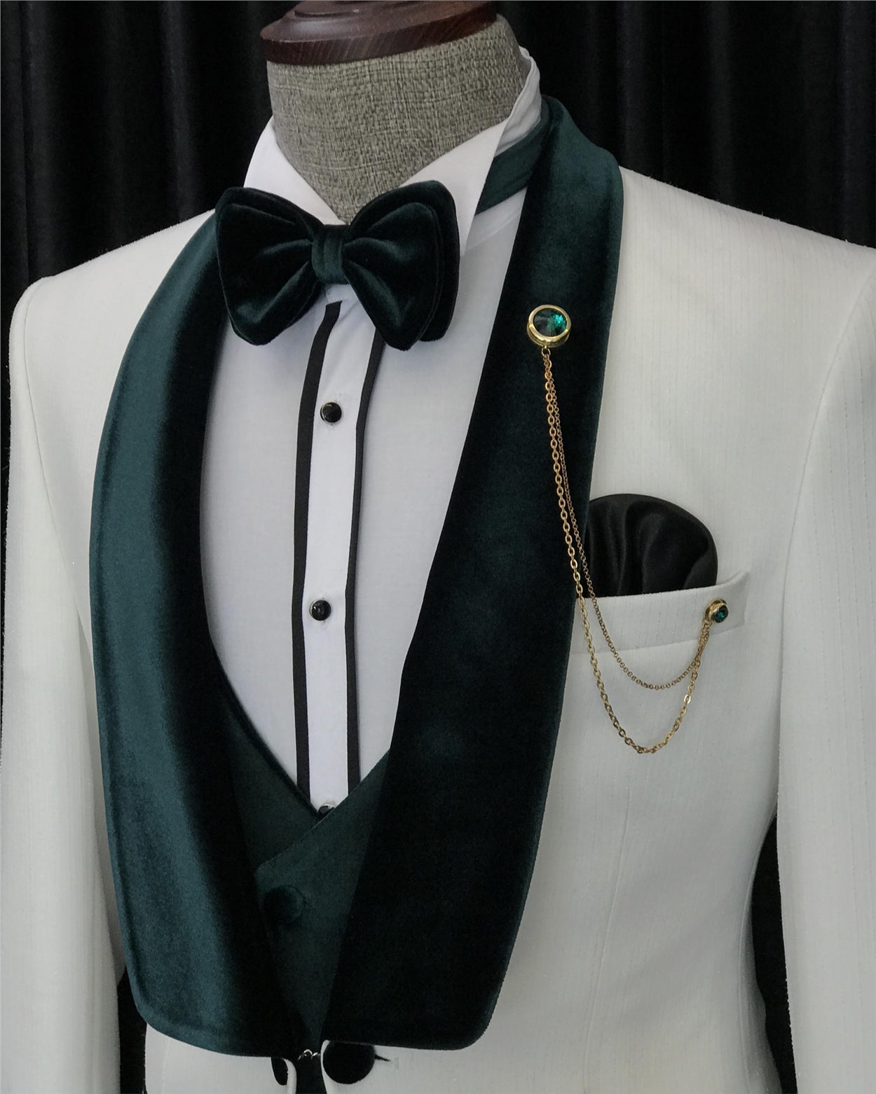 White Velvet Shawl Collar Three-Piece Groom's Wedding Suit