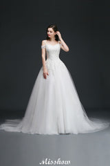 This elegant Off-the-shoulder Tulle wedding dress with Lace could be custom made in plus size for curvy women. Plus size Cap Sleeves A-line bridal gowns are classic yet cheap.