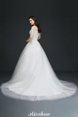 This elegant Off-the-shoulder Tulle wedding dress with Lace could be custom made in plus size for curvy women. Plus size Cap Sleeves A-line bridal gowns are classic yet cheap.