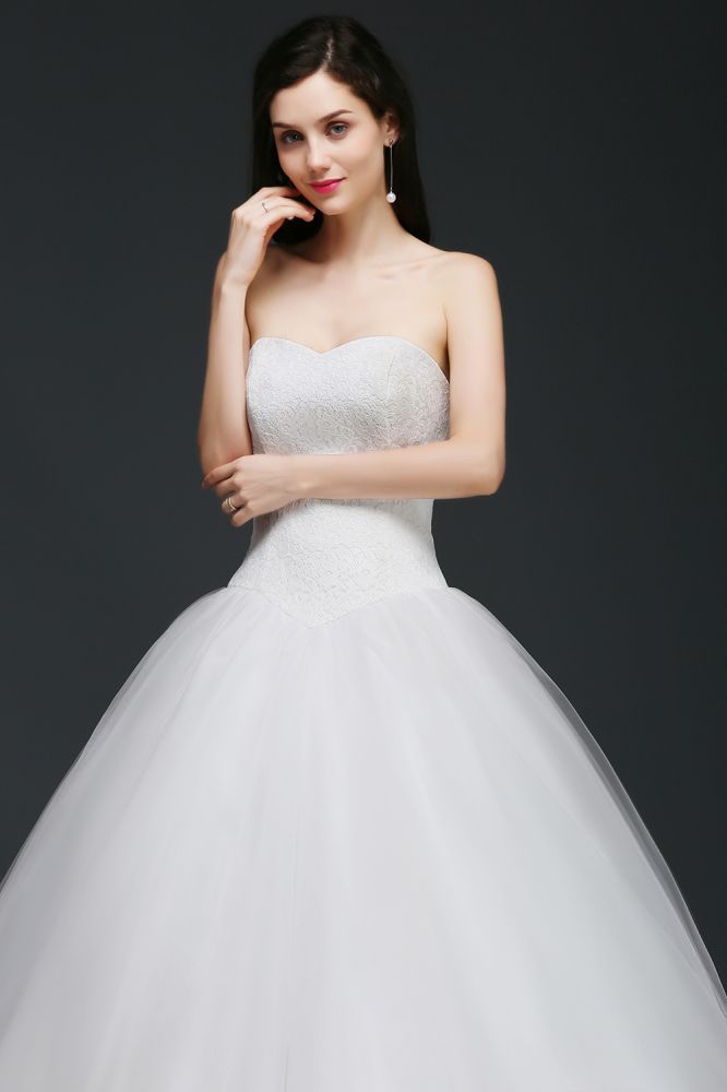 This elegant Sweetheart Tulle wedding dress with Lace could be custom made in plus size for curvy women. Plus size Sleeveless Ball Gown bridal gowns are classic yet cheap.