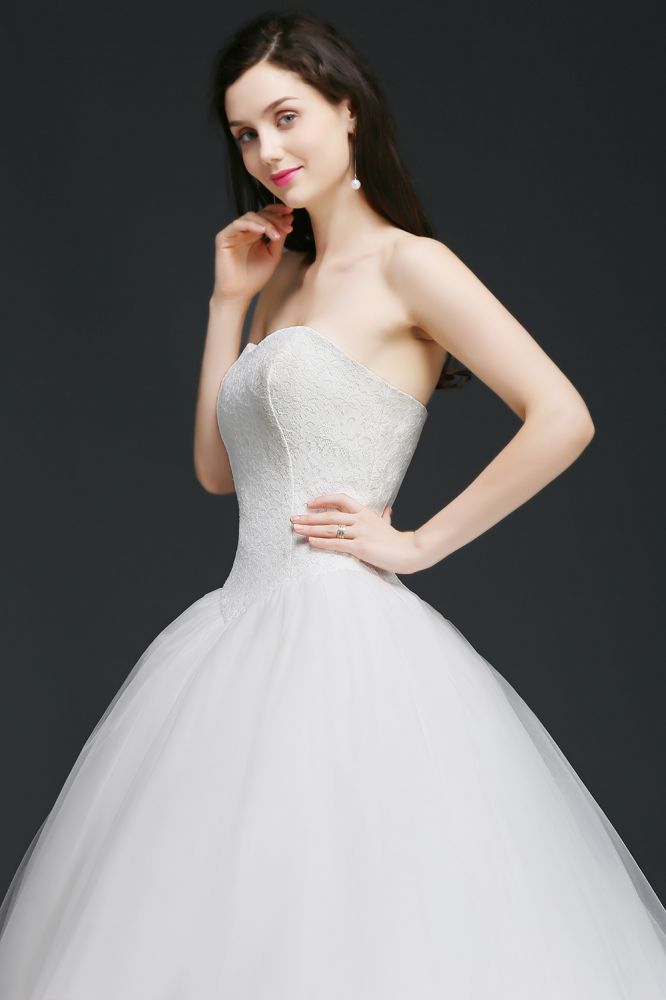 This elegant Sweetheart Tulle wedding dress with Lace could be custom made in plus size for curvy women. Plus size Sleeveless Ball Gown bridal gowns are classic yet cheap.