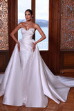 Wunderschönes, weißes, ärmelloses Hochzeitskleid mit Herzausschnitt und abnehmbarer Schleppe