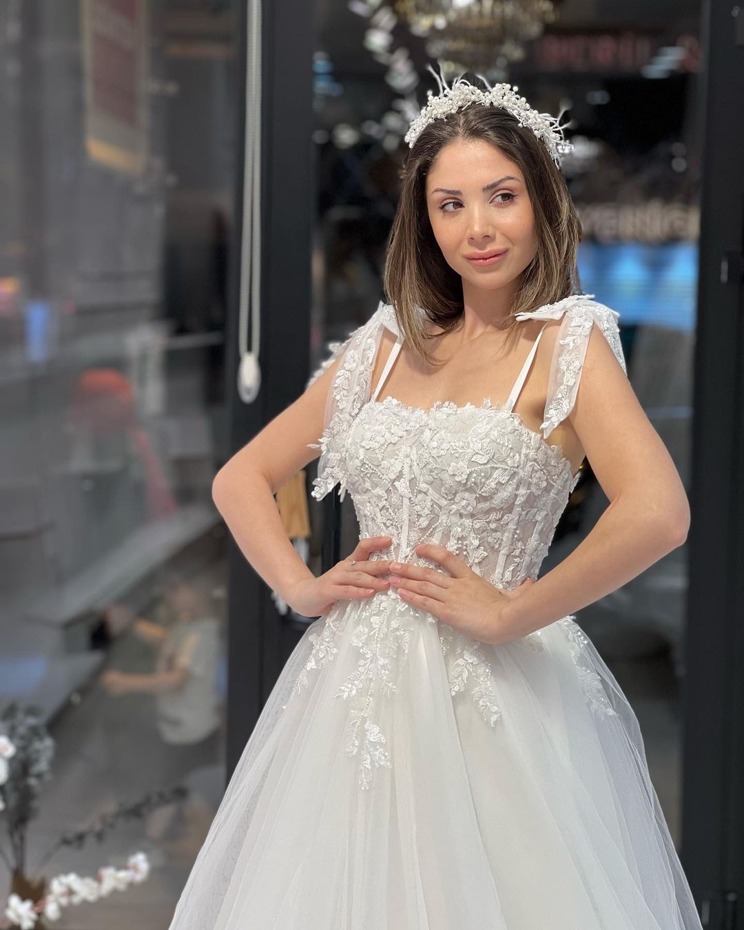 Chic Floor Length Sweetheart Sleeveless A-Line Tulle Wedding Dress with Appliques-misshow.com