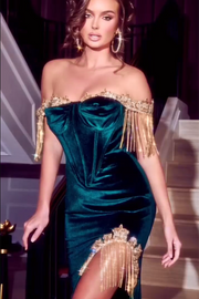 Elegante vestido de fiesta sin mangas con lentejuelas y hombros descubiertos de sirena verde oscuro con abertura