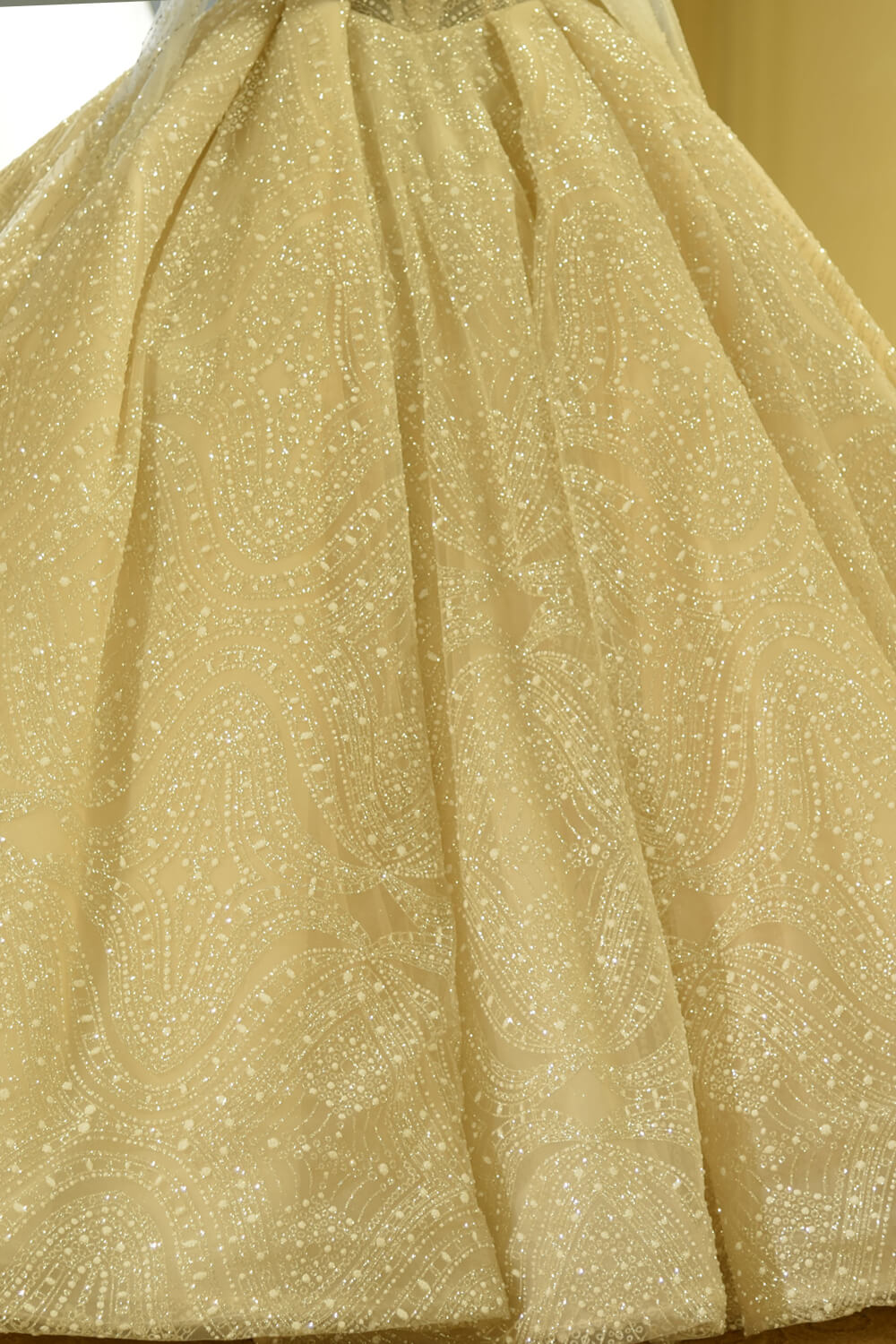 Elegant Long Sleeve Sweetheart Lace-up Ivory Tulle Ball Gown Wedding Dress-misshow.com