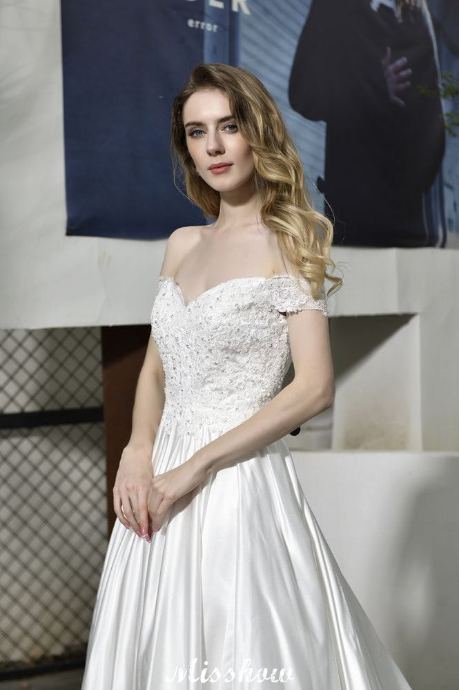 This elegant Sweetheart,Off-the-shoulder Satin wedding dress with Lace,Beading,Appliques,Sequined could be custom made in plus size for curvy women. Plus size Cap Sleeves A-line,Ball Gown,Princess bridal gowns are classic yet cheap.