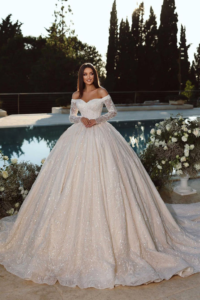 Elegante vestido de novia estilo princesa con hombros descubiertos