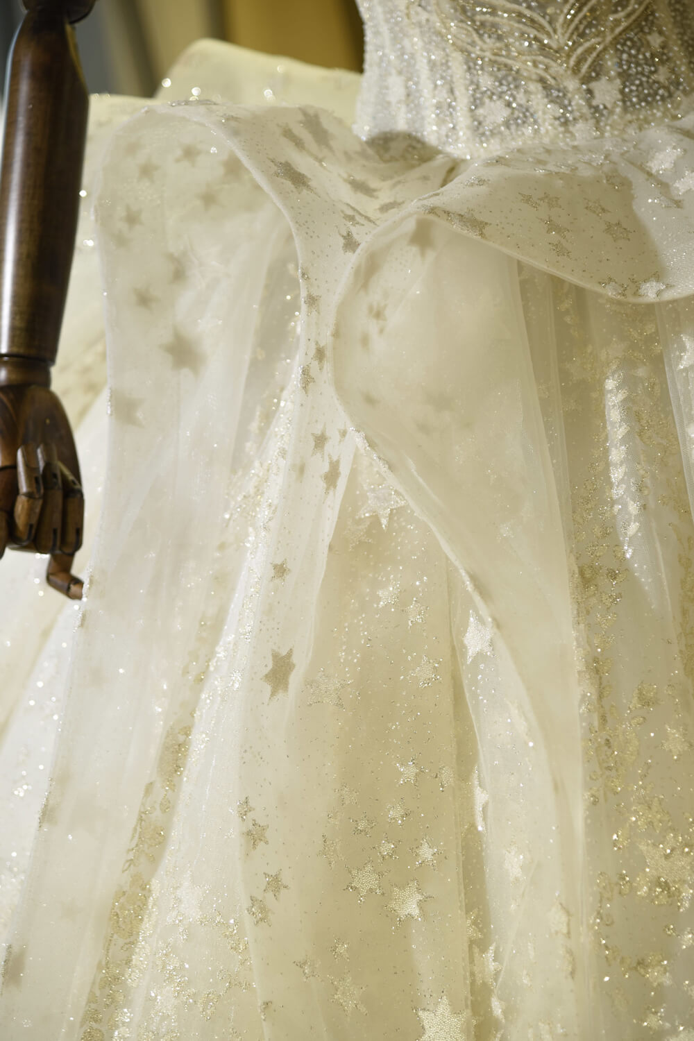 Luxury Sweetheart Lace-up Tulle Ball Gown Wedding Dress with Ruffles-misshow.com