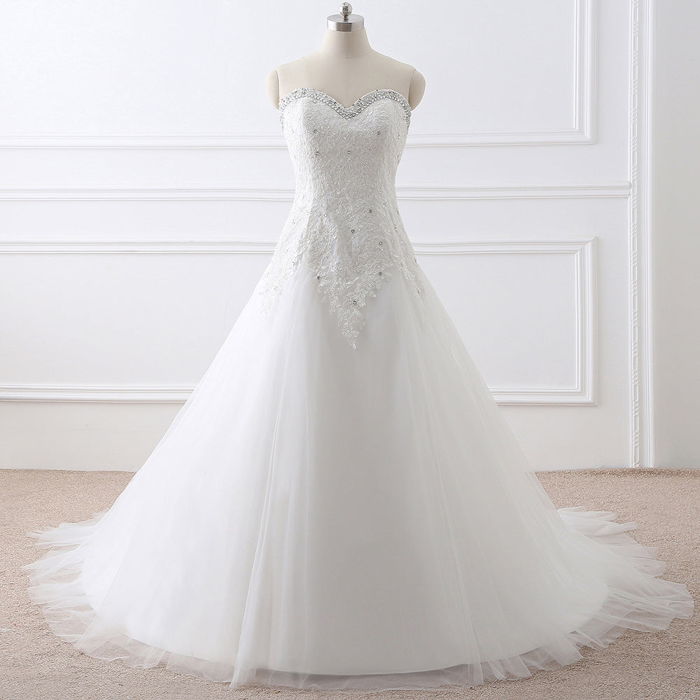 This elegant Sweetheart Tulle wedding dress with Lace could be custom made in plus size for curvy women. Plus size Sleeveless Princess bridal gowns are classic yet cheap.