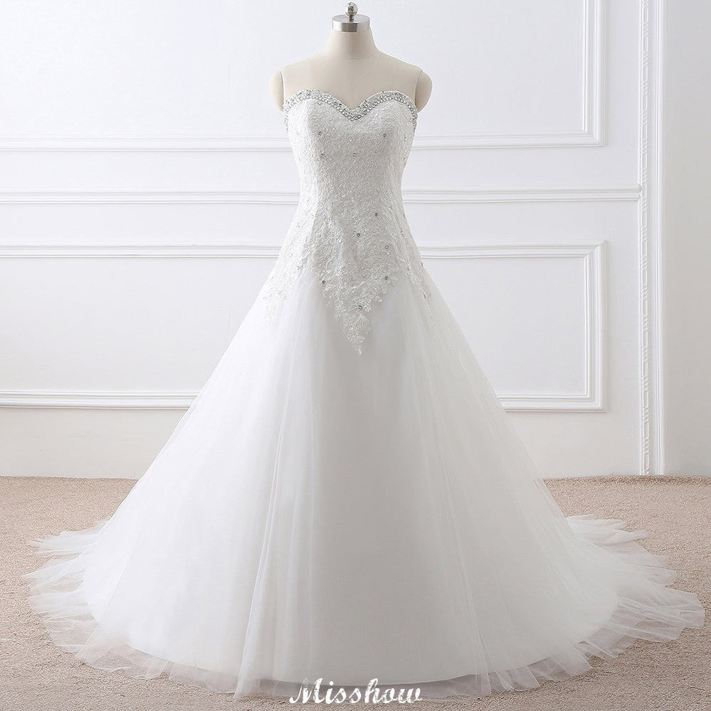 This elegant Sweetheart Tulle wedding dress with Lace could be custom made in plus size for curvy women. Plus size Sleeveless Princess bridal gowns are classic yet cheap.