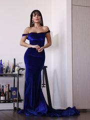 Sheath/Column Ruffles Off-the-Shoulder Velvet Sleeveless Prom Dresses