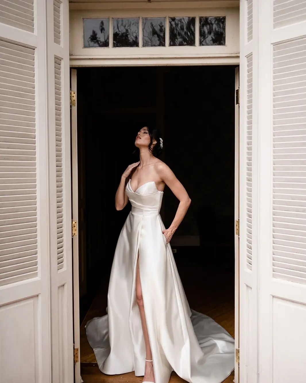 Simple Long Ivory V-neck A-line Sleeveless Wedding Dress With Slit-misshow.com